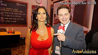 Payudara Ava Addams dipamerkan sepenuhnya dalam video ini