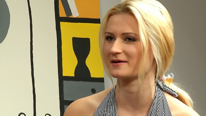 Plašna blondinka iz majhnega mesta doživi svoj prvi casting session z intenzivnim zaključkom obraza