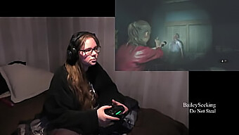 شاهد امرأة جميلة ذات ثديين كبيرين تخلع ملابسها وتلعب بالجزء الثاني من Resident Evil 2..